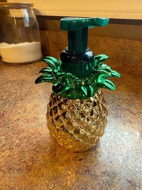 Bath and body works soap dispenser